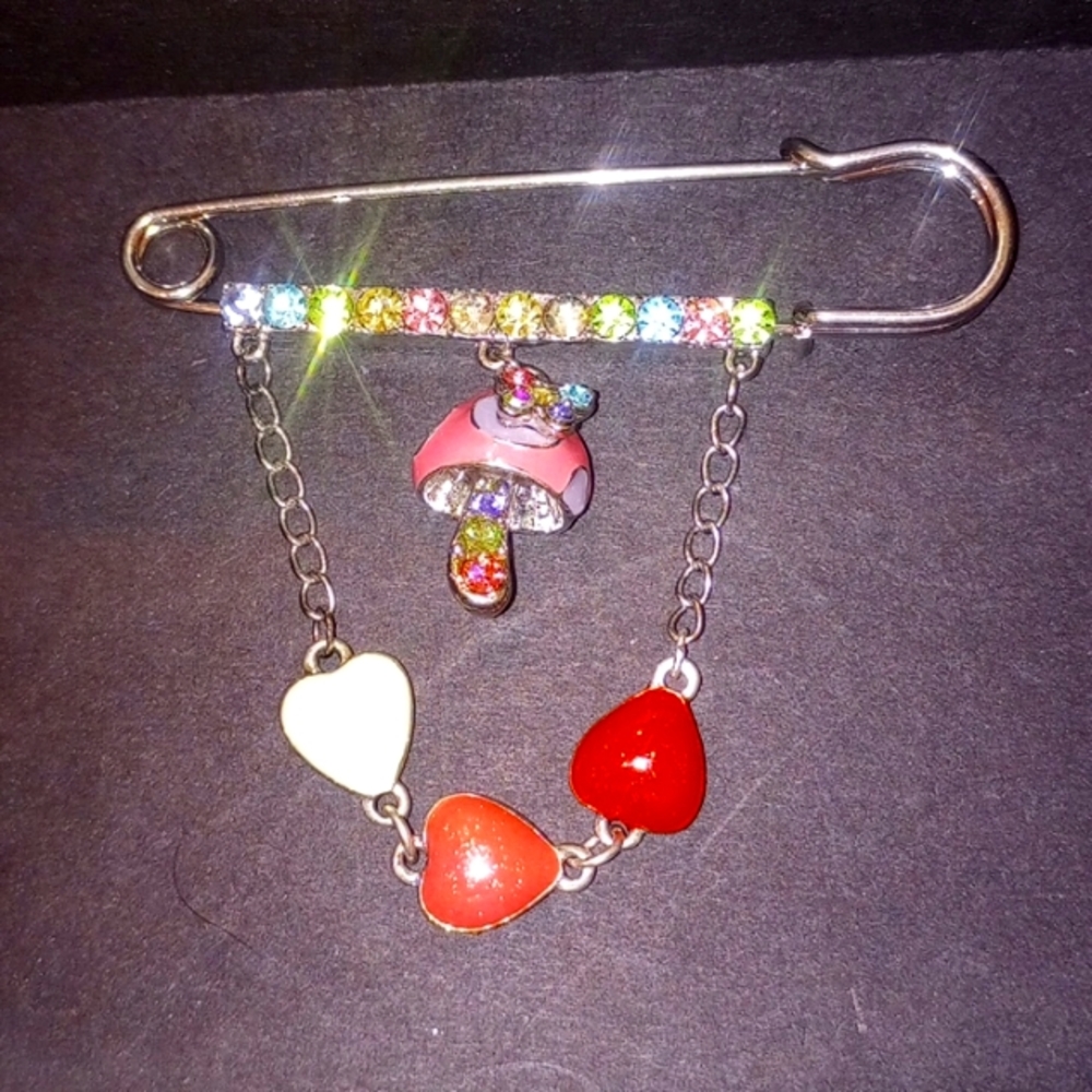 Safety pin brooch